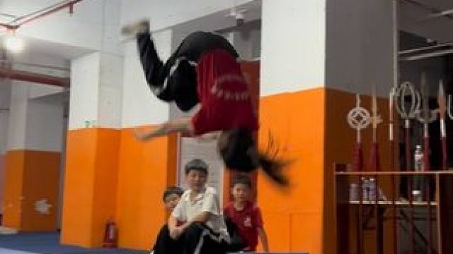 想练武 不怕苦，冬练三九 夏练三伏，这才是小女孩该有的模样！ #武术 #空翻 #散打 #让习武改变人