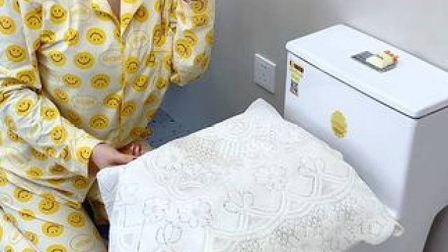 这款#吸盘脸盆挂钩真不错 ，免打孔上墙，全家的脸盆都能上墙收纳不占地方，大号脸盆也没问题，遇水也不担