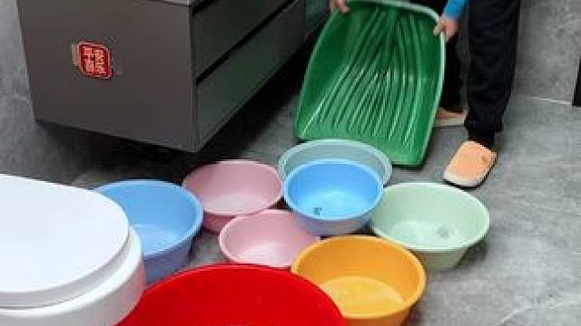 这款#吸盘脸盆挂钩真不错，免打孔上墙，全家的脸盆都能上墙收纳不占地方，大号脸盆也没问题，遇水也不担心