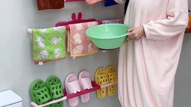 #可伸缩毛巾架 收纳毛巾不占空间，还是个#可伸缩拖鞋架 拖鞋上墙不积水，卫生间干净整洁多了#免打孔 