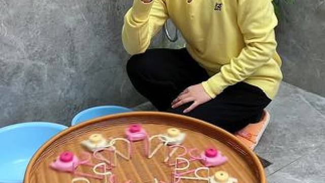 这款#吸盘脸盆挂钩真不错，免打孔上墙，全家的脸盆都能上墙收纳不占地方，大号脸盆也没问题，遇水也不担心