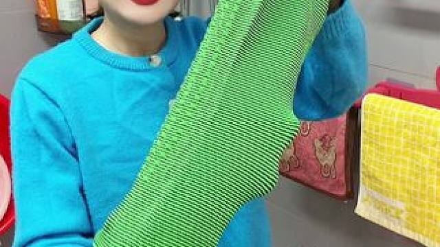 #可伸缩毛巾架  收纳毛巾不占空间，还是个#可伸缩拖鞋架 拖鞋上墙不积水，卫生间干净整洁多了#免打孔