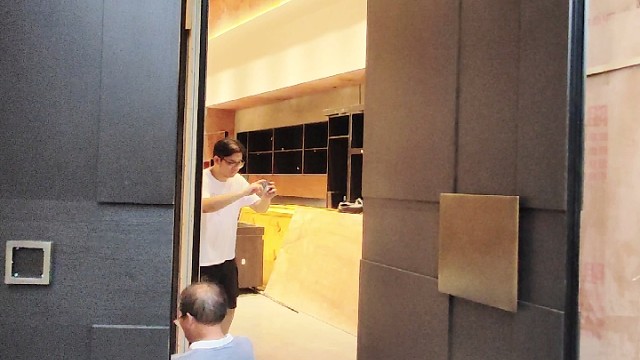 直击偏轴门安家全程，小细节藏大乾坤#TINNO帝诺系统入户门 #系统门 #上海 #偏轴门