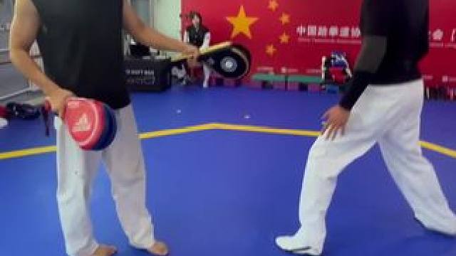 如何提升跆拳道竞技对抗中的应激反应意识？首先需要你和搭档得明确彼此在训练中的职责，我和肖老师在一起训