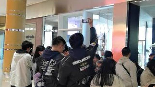 不知道吃啥的，排那么长...#路人视角 #日常vlog #商场街拍 #闲逛 #街拍