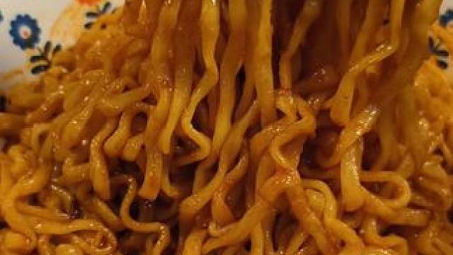 深夜放毒，又到了吃火鸡面的时候，嗦一口真过瘾 #火鸡面#速食美食 #好吃到停不下来 #妈呀太香了 #