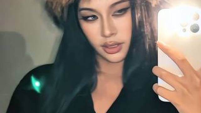 别人穿：性感御姐 我穿：小芬：“隔远了以为狗站起来了” #斯拉夫女人 #斯拉夫女人妆