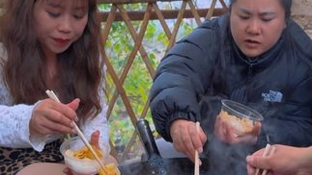 表妹来了炖牛排骨招待，一群人吃得笑哈哈 #新农人计划2024 #农村美食 #乡村生