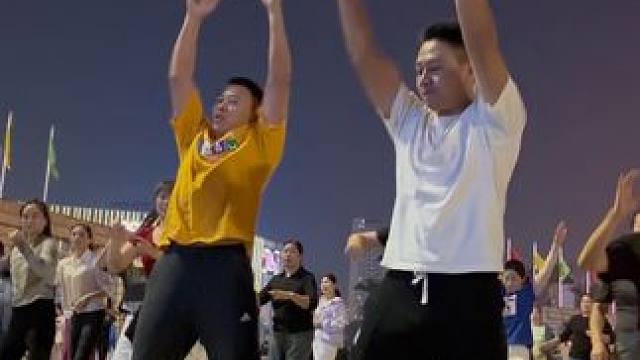 这样的广场舞真是为难大爷大妈们了！ 