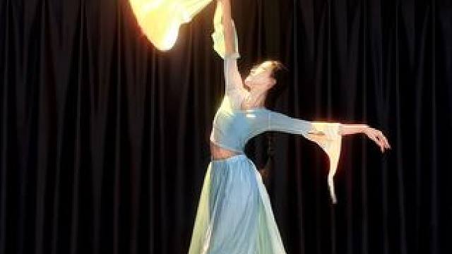 “你的眼中有春与秋，胜过我见过的爱过的一切山川与河流”#原创编舞 #化身孤岛的鲸 #古典舞 #氛围感