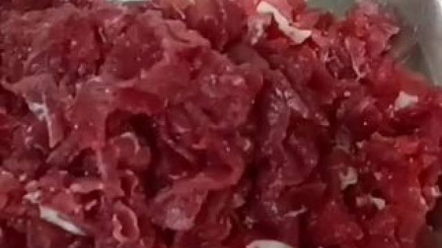 坚持每天精心挑选新鲜食材
只为给顾客最放心的选择
食材新鲜，干净卫生最能俘人心#新鲜食材让您吃得放心