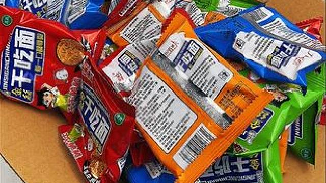 “任味行干吃面，一口下去满口酥香，童年的味道根本停不下来”！ #任味行干吃面 #童年记忆小零食 #忘