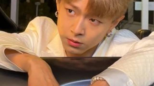 恋爱互动剧《无法抗拒的他们》 #无法抗拒的他们  跑车就是危险与迷人共存，别担心，我会保护你的安全！