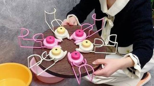 这款#吸盘脸盆挂钩真不错 ，免打孔上墙，全家的脸盆都能上墙收纳不占地方，大号脸盆也没问题，遇水也不担