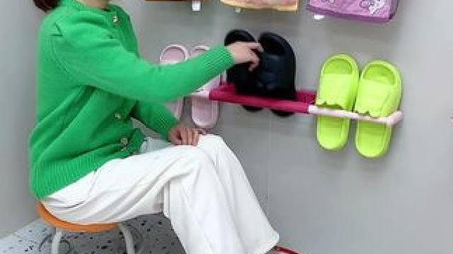 #可伸缩毛巾架 收纳毛巾不占空间，还是个#可伸缩拖鞋架 拖鞋上墙不积水，卫生间干净整洁多了#免打孔 