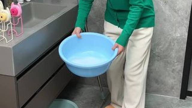 这款#吸盘脸盆挂钩真不错，免打孔上墙，全家的脸盆都能上墙收纳不占地方，大号脸盆也没问题，遇水也不担心