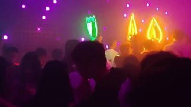 在昆明想找一个氛围感拉满的夜店酒吧KTV，那一定不能错过这家YO局夜店酒吧KTV。现在雪花纯生包房派