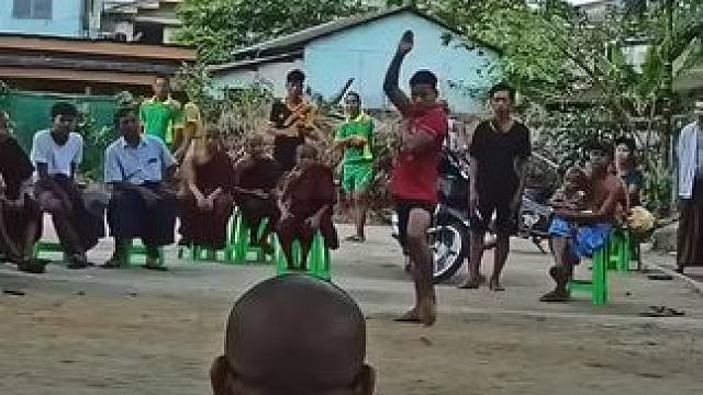 泰拳手基本上都会古老拳法#泰拳 #格斗 #舞台无处不在 #战斗力爆表 #台上一分钟台下十年功