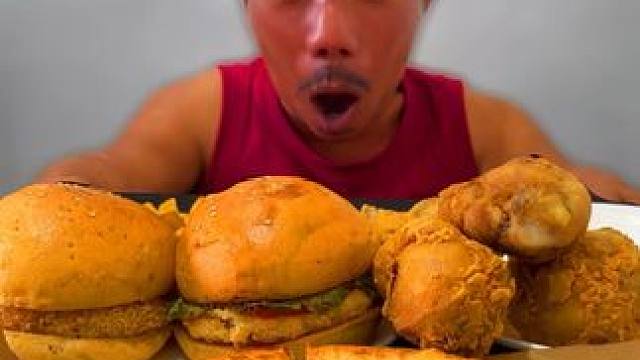 ToRung搞笑 小哥吃着开心
#搞笑#解压#意不意外 #万万没想到