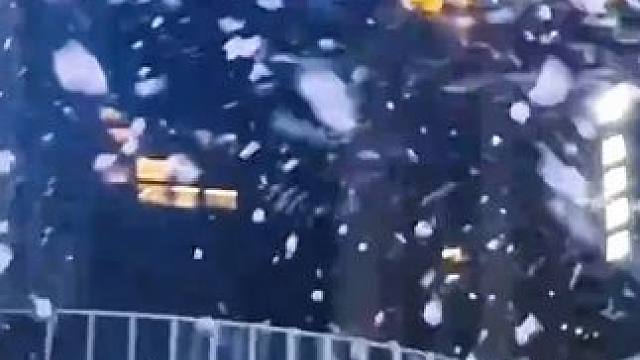 粉色火焰山浪漫来袭，雪花飘舞点亮冬日童话 宝子们！粉色火焰山来袭。雪花飘舞点亮冬日童话！浪漫飘雪约会