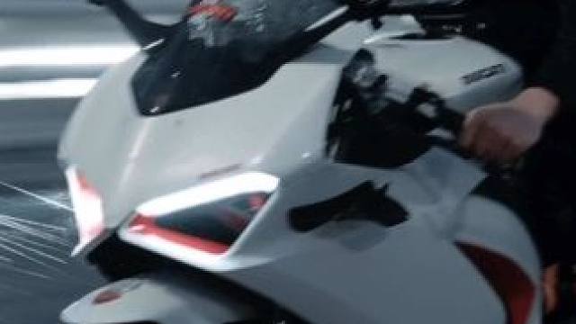 《数码宝贝·重启》 时隔两年 重新拍摄制作了一次数码宝贝阿和骑车的片段 为了一比一还原 甚至还特意挑