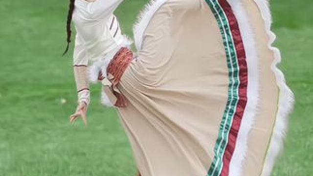 喜欢操场上的藏族还是草原上的我#弘扬民族文化 #民族舞蹈舞出民族特色 #民族舞 #藏族舞 #FLY舞