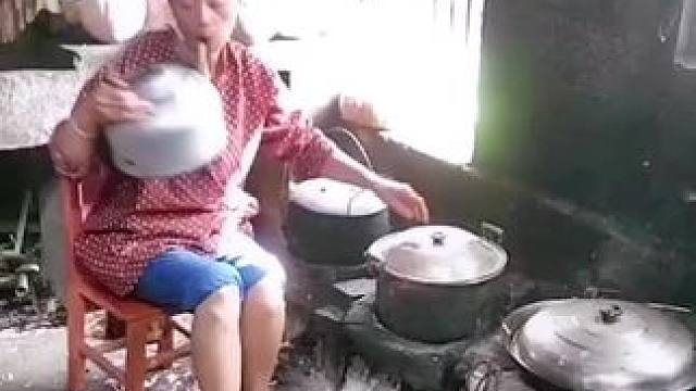 山卡卡里的农村大姐学费了开直播每天收获满满您还在恐播怕播不敢开播开播不知说什么吗#记录真实生活 #农