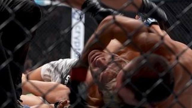 来自UFC冠军的实力碾压！潘托加第二回合降服朝仓海！#UFC310 #潘托加降服朝仓海卫冕