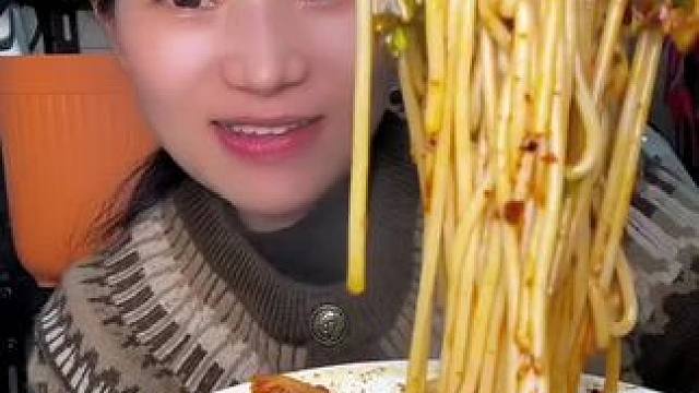 #嗦粉 #爆辣 #酸菜面