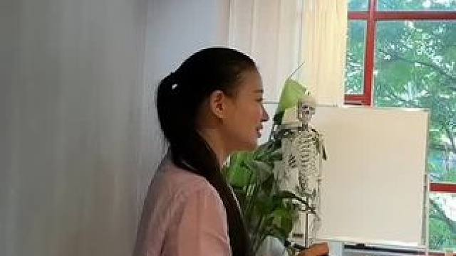 【瀞课堂】 
瑜伽练习者一生的功课是达到“舒适而稳定”放松是必然的，力量也不可少的。在力量中放松，在