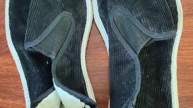 穿过这种鞋最小的也都快当爷了吧？看见它是不是勾起了你的童年回忆？来分享一下你的童年趣事。#针线活儿 