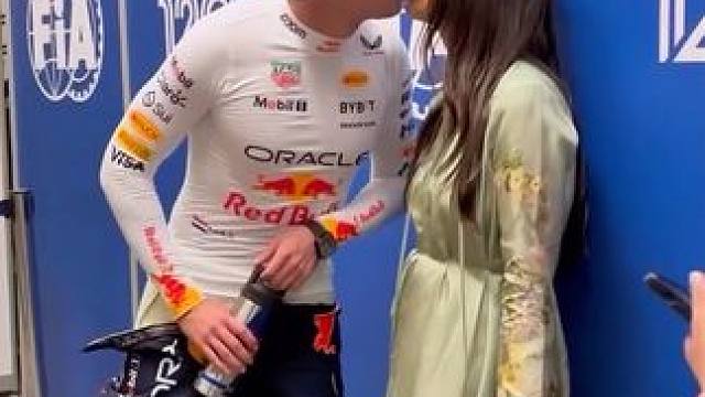 维斯塔潘和女友凯莉姐亲亲 #2024f1阿布扎比大奖赛 维斯塔潘和女友凯莉姐亲亲～好有爱～收官战终于