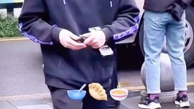 大头参加社区活动，与老年人打乒乓球太有爱了！#体育#乒乓球# 大头参加社区活动，与老年人打乒乓球太有