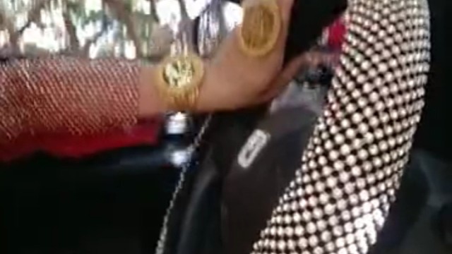 远看林志玲，近看蔡依林，仔细一看，原来是我的达令～