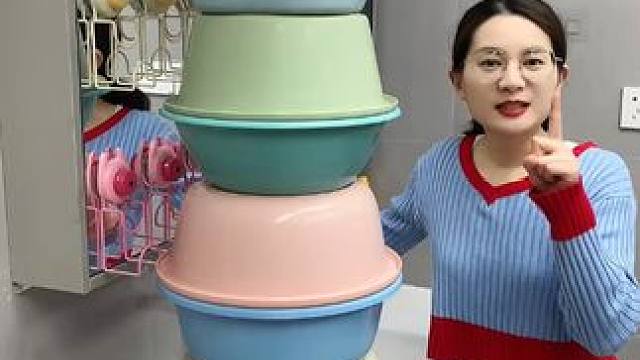 这款#吸盘脸盆挂钩 真不错，免打孔上墙，全家的脸盆都能上墙收纳不占地方，大号脸盆也没问题，遇水也不担