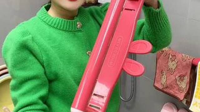 #可伸缩毛巾架  收纳毛巾不占空间，还是个#可伸缩拖鞋架 拖鞋上墙不积水，卫生间干净整洁多了#免打孔