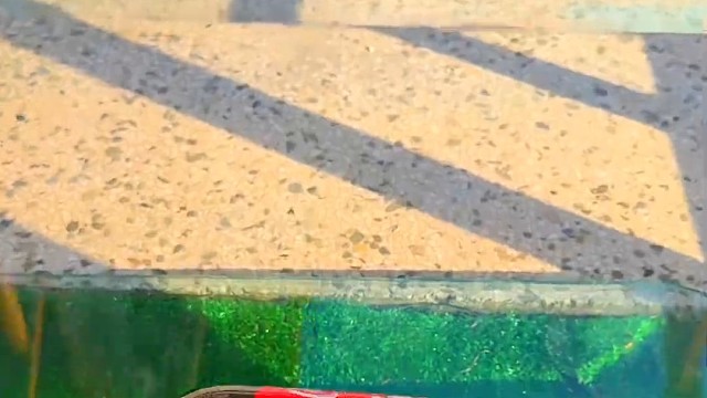 楼梯滚瓶子爆破解压时刻