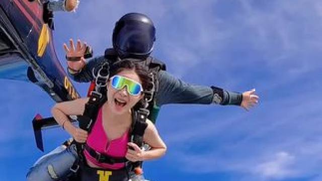 勇敢一点吧，我们不会比今天更年轻了！#塔赫跳伞 #跳伞 #三亚 #放飞心情放飞自我 #勇敢的人先享受