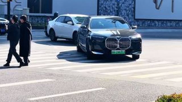 宝马i7和宝马同时出现一个路口？这俩款车，你们会选谁？#宝马i7 #宝马7系 #汽车摄影 #dou是