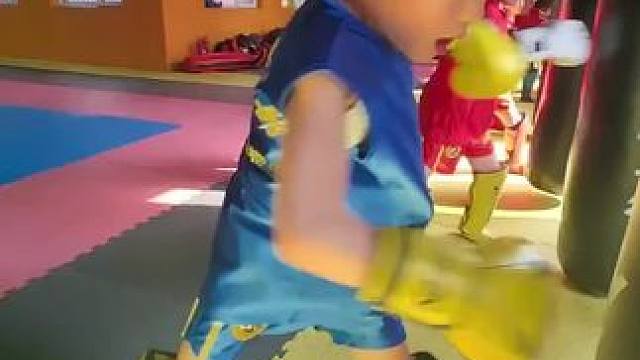 在山西国武搏击青少年运动中心，我买了一张成人搏击月卡。每次练习都让我感受到汗水和激情的碰撞，让我感受