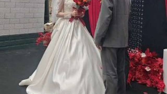 人家暮玖结婚，我在这又唱又跳 