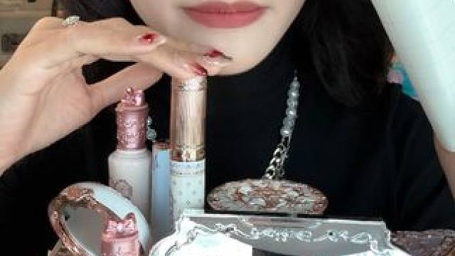 这个妆前乳真是太适合秋冬了，想要的宝子快入手啊！ #花知晓新品 #国货之光 #花知晓礼盒 #美妆 #