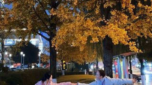 趁车还没到 和朋友赶紧跳一个吧～ #为喜欢的音乐配一个视频 #户外舞蹈 #小巷人家 #氛围感