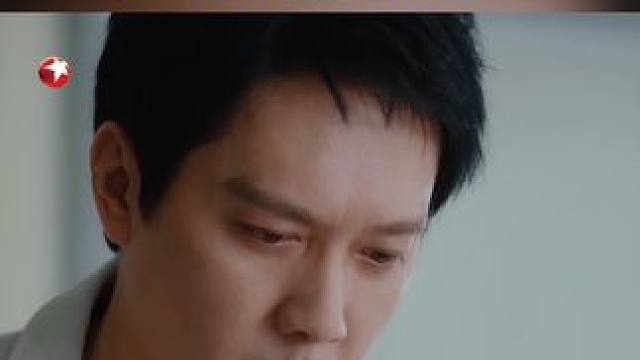 帮胡成在背后藏钱的人，就是阮美英 ，阮表面还像当年一样服从胡成，暗地里却转走他所有存款，实施了一场报