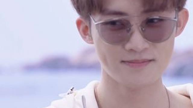 恋爱互动剧《无法抗拒的他们》 #无法抗拒的他们  爱意宣于口，浪漫在手中。亲爱的，我对你的爱矢志不渝