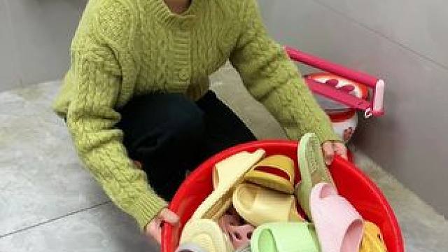 #可伸缩毛巾架  收纳毛巾不占空间，还是个#可伸缩拖鞋架 拖鞋上墙不积水，卫生间干净整洁多了#免打孔