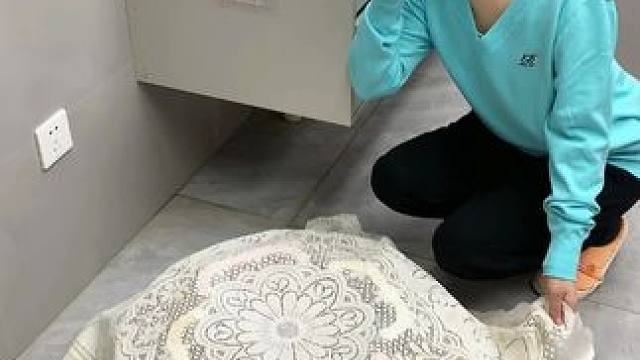 这款多巴胶的吸盘脸盆架，仲缩拉杆设计，同时能收纳多个大小不同的脸盆，用完收回去还不占地方 #脸盆收纳