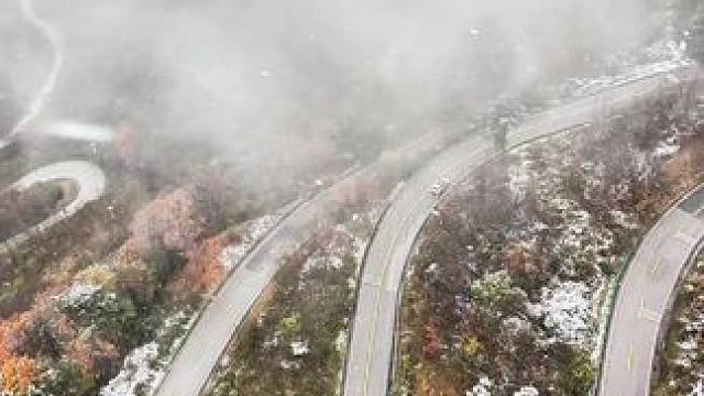 上月坝的游客请注意，今年下雪月坝道路畅通有保障请放心前往，雨雪天路滑请注意安全行车缓慢通行#雪天出行