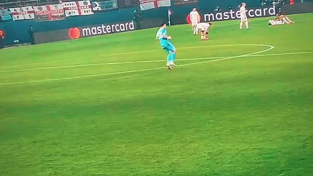 大马丁中圈激情庆祝进球，然后马上跑回球门，怕被对手偷袭