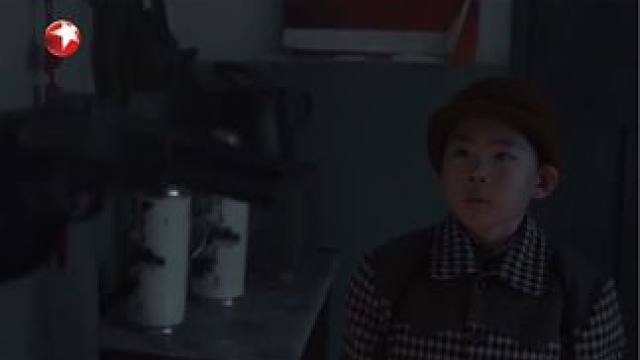 四名匪徒端着枪直奔西山煤矿抢劫工资款，杀害十人，秦川收到消息后，马不停蹄赶去案发现场。#东方卫视我是